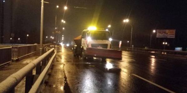 У Києві дуже слизько, тротуари не посипані, транспорт ледь рухається