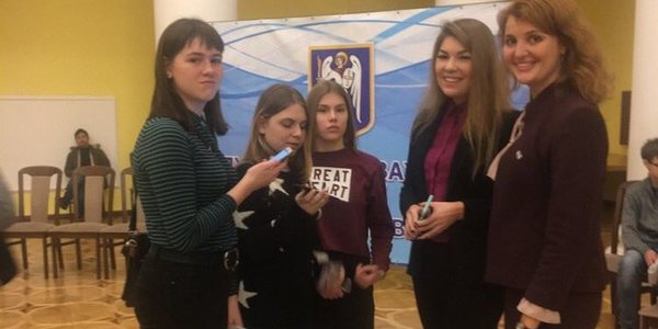 Підлітки у мерії долучилися до акції «16 днів проти гендерного насильства»
