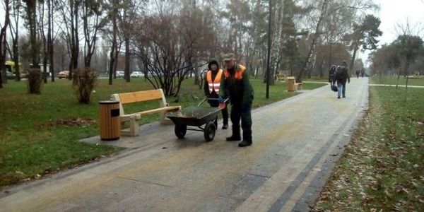 Влада Києва про ожеледицю: доріжки посипаємо, більше півсотні травмованих маємо