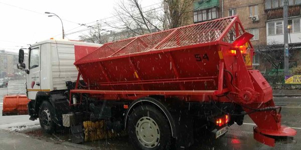 Снігова негода вивела спецтехніку дорожників чергувати на вулиці 
