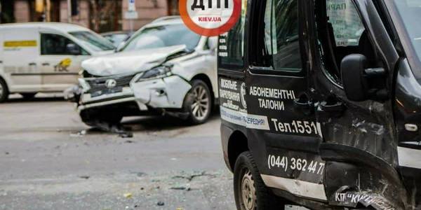 Водій Lexus протаранив авто і ледь не збив регулювальника
