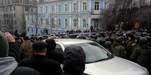 Активісти заблокували автомобіль  із затриманим Саакашвілі [відео, фото]