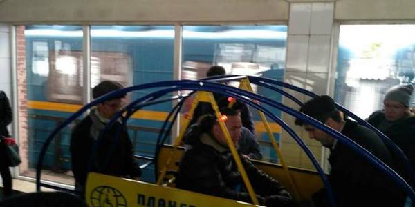 У метро випробовували новий пристрій для спуску на ескалаторі