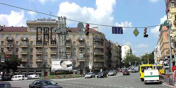 У центрі столиці перенесли тролейбусні зупинки 