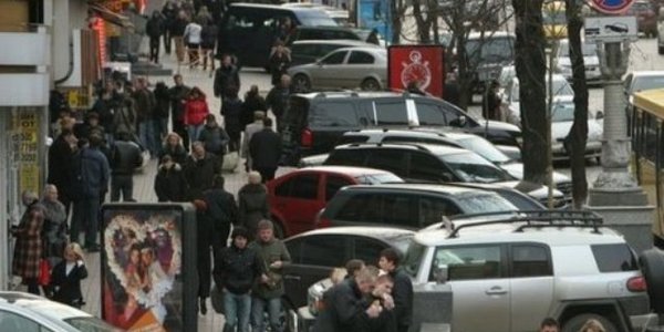 У Києві поліція носить машини на руках, аби ті не заважали трамваям [відео]
