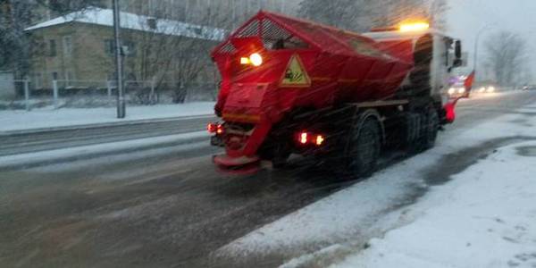 На дороги Києва виводять додаткову снігоприбиральну техніку
