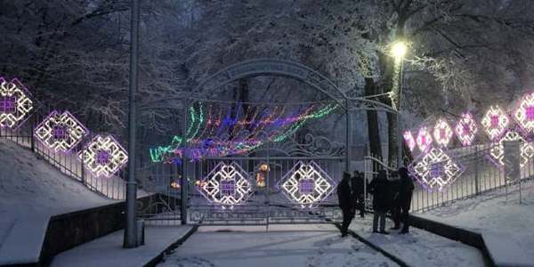 Печерський парк у Києві готують до святкових розваг [фото]