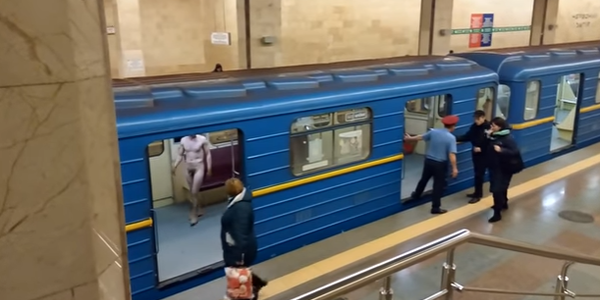 У столичному метро оголений чоловік бігав за поліцейськими [відео]