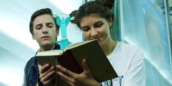 Молоді показали унікальні властивості книжок [відео]