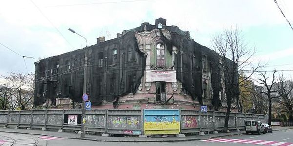 КМДА назвала ім'я власника споруд, що згоріли на Подолі: боротьба триває три роки