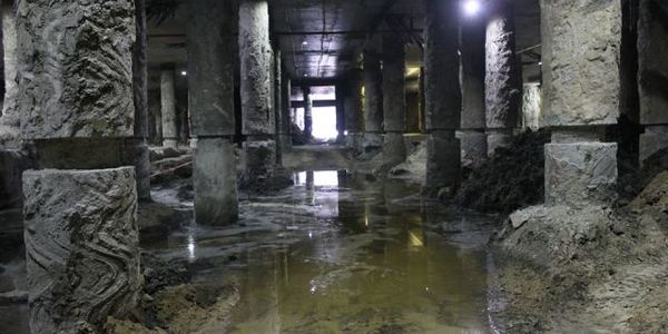 Розталий сніг затопив розкопки під Поштовою площею [фото]