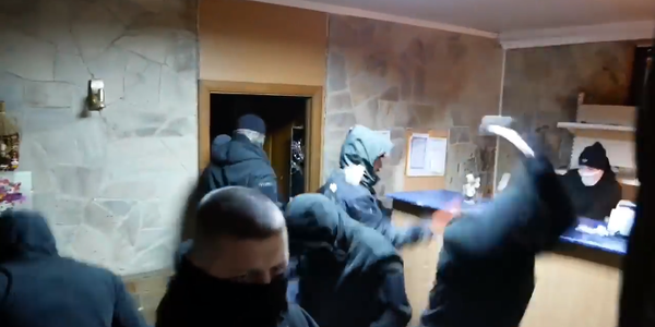 Невідомі у масках розгромили кувалдами скандальну наливайку [відео]