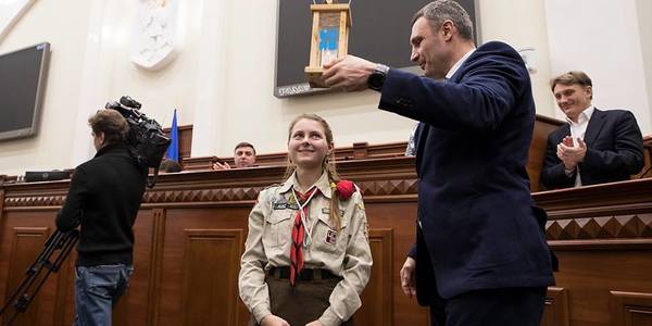 Вифлеємський вогонь миру вже у Київраді [фото]