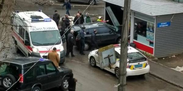 Серйозне ДТП на Голосіївці: водій «влетів» у МАФ