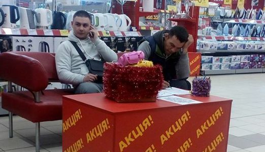Передноворічні покупки в Києві: для жінки радість, а для чоловіка - мука пекельна [фото]