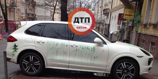 Автомобіль порушника «перетворили» на новорічну листівку