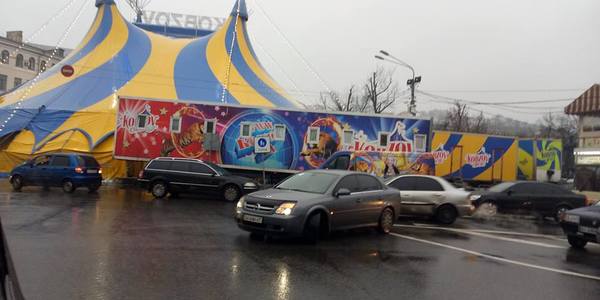 Новий асфальт на Контрактовій продірявили заради цирку