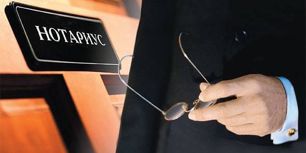 Київського приватного нотаріуса підозрюють у підробленні документів і потуранні рейдерству