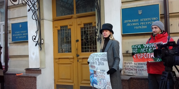 У центрі столиці активісти вимагали заборонити знищення лісів [фото, відео]