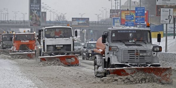Шпигунські ігри з комунальниками: як киянам слідкувати за прибиранням снігу онлайн