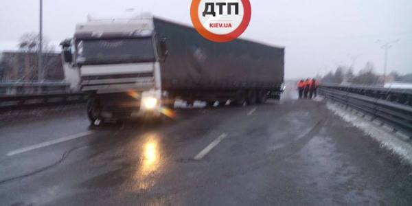 В наслідок ДТП з фурою, на Столичному шосе перекрили дорогу