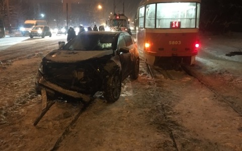 ДТП у Києві: жінка не впоралася з керуванням авто і вилетіла на зустрічну смугу