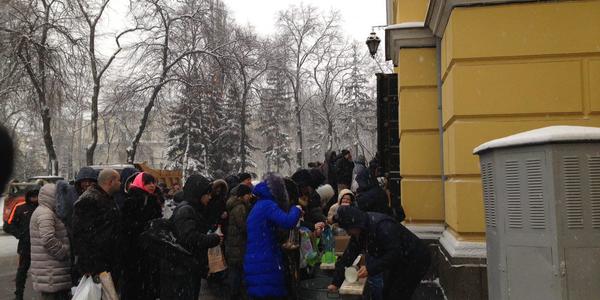Кияни масово набирають освячену воду біля Володимирського собору [фото]