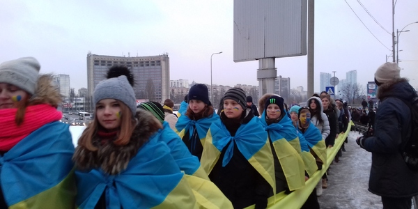 День Соборності у Києві: сотні людей об'єднали два береги Дніпра [фото, відео]