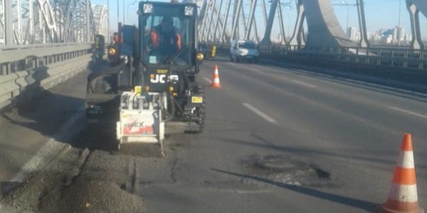 Дорожники пояснили, які матеріали використовують для ремонту доріг взимку