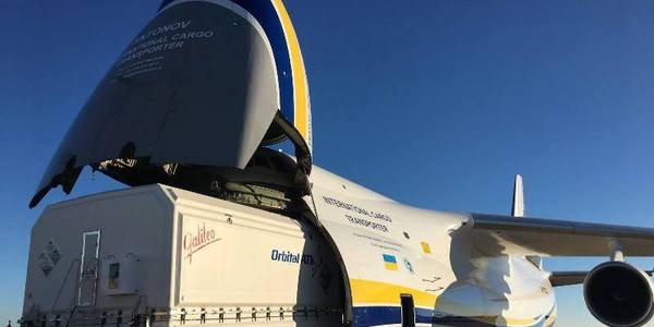 Авіаційна компанія з Києва доправила американський супутник на французький космодром