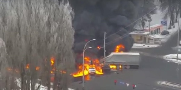 У Києві сталася ДТП з масштабною пожежею [відео]