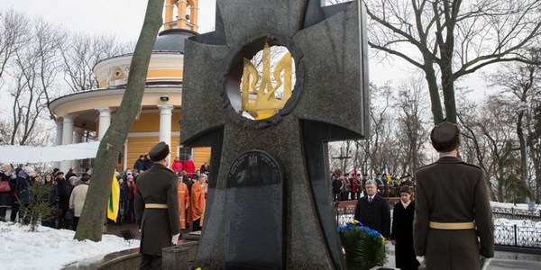 Президент разом з дружиною вшанував пам'ять Героїв Крут [фото]