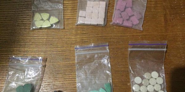 У Києві затримали чоловіків, які розповсюджували наркотики в нічних клубах