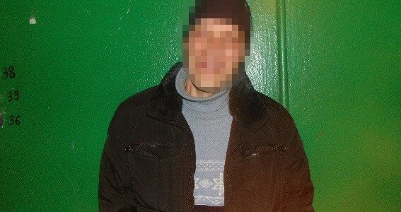 Столичні поліцейські затримали чоловіка, який пограбував жінку у під’їзді