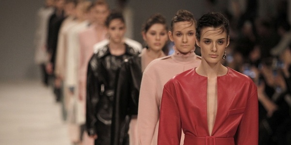 Ukrainian Fashion Week: дизайнери акцентують увагу на прозорих та шовкових тканинах