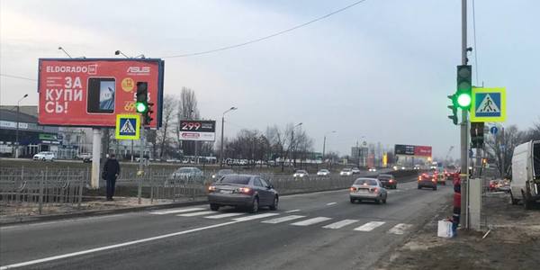 Небезпечну зону на Оболоні нарешті обладнали світлофором