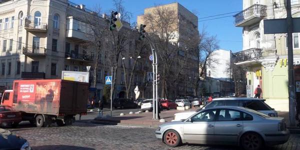 У центрі Києва встановили спеціальний світлофор для покращення руху транспорту