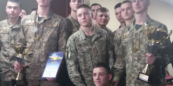 Військове дефіле та дівчата, які збирають швидше чоловіків автомати: у Київраді вітали юних патріотів
