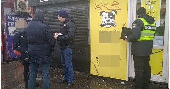 На Троєщині затримали чоловіка, у масці лікаря, який мав намір пограбувати фінансову установу