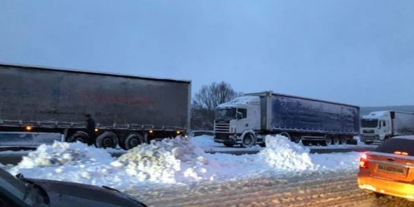 У столиці обмежують в'їзд вантажівок через снігові замети