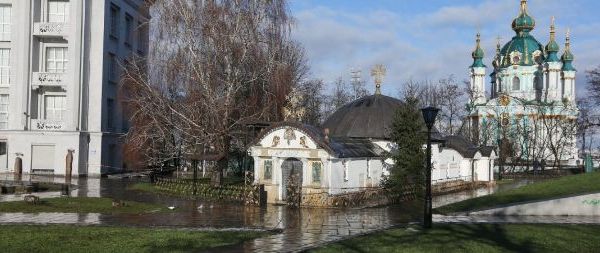 У Київраді підтримали знесення незаконної каплиці, а звільнені архітектори розповіли  про її підпал