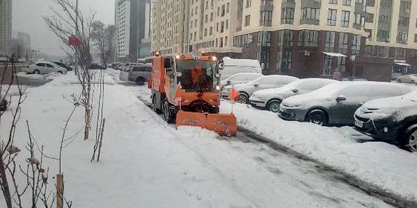 У Києві дороги постійно розчищають 264 машини спецтехніки