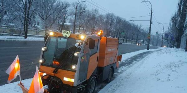 Автодорівці відслідковують за зміною погоди у реальному часі та підготували 345 одиниць техніки для прибирання снігу