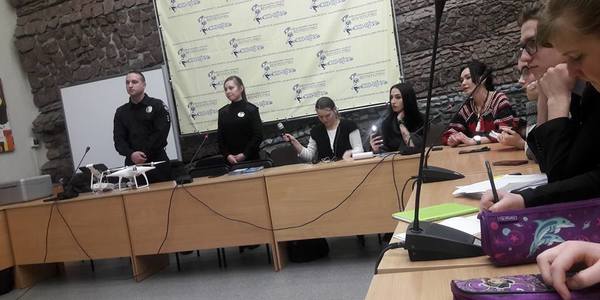 Поліцейські влашували для юних журналістів видовищну лекцію