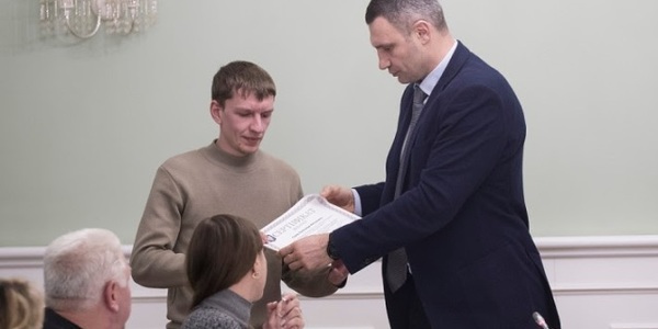 Мер Києва вручив сертифікати на квартири учасникам Революції Гідності, що зазнали поранень
