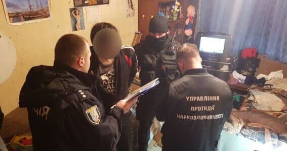 Амфетамін у холодильнику: поліцейські Києва вилучили у наркокурʼєрів 1 кг наркотика