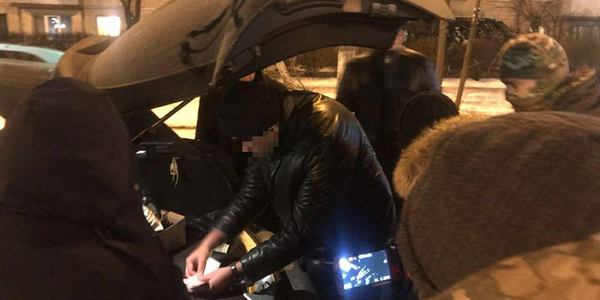 Слідчими прокуратури міста Києва затримано інспектора столичної митниці за хабарництво