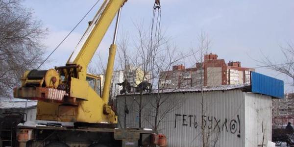 У Києві продовжують масово зносити незаконні кіоски, шиномонтажні будки, намети