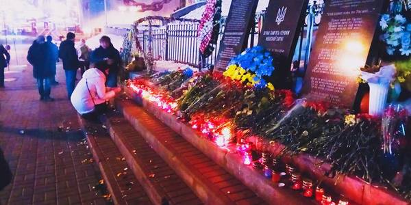 Сотні вогнів запалили у центрі Києва: як столиця вшановує річницю трагічних подій на Майдані