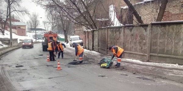 На Подолі ремонтують небезпечні ділянки дороги
